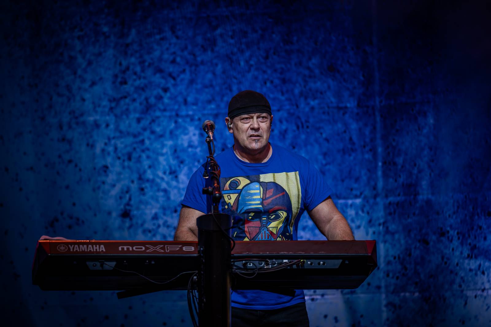 Queenie připomněli největší hity Freddieho Mercuryho a spol. S letním turné zavítali na Křižíkovu fontánu