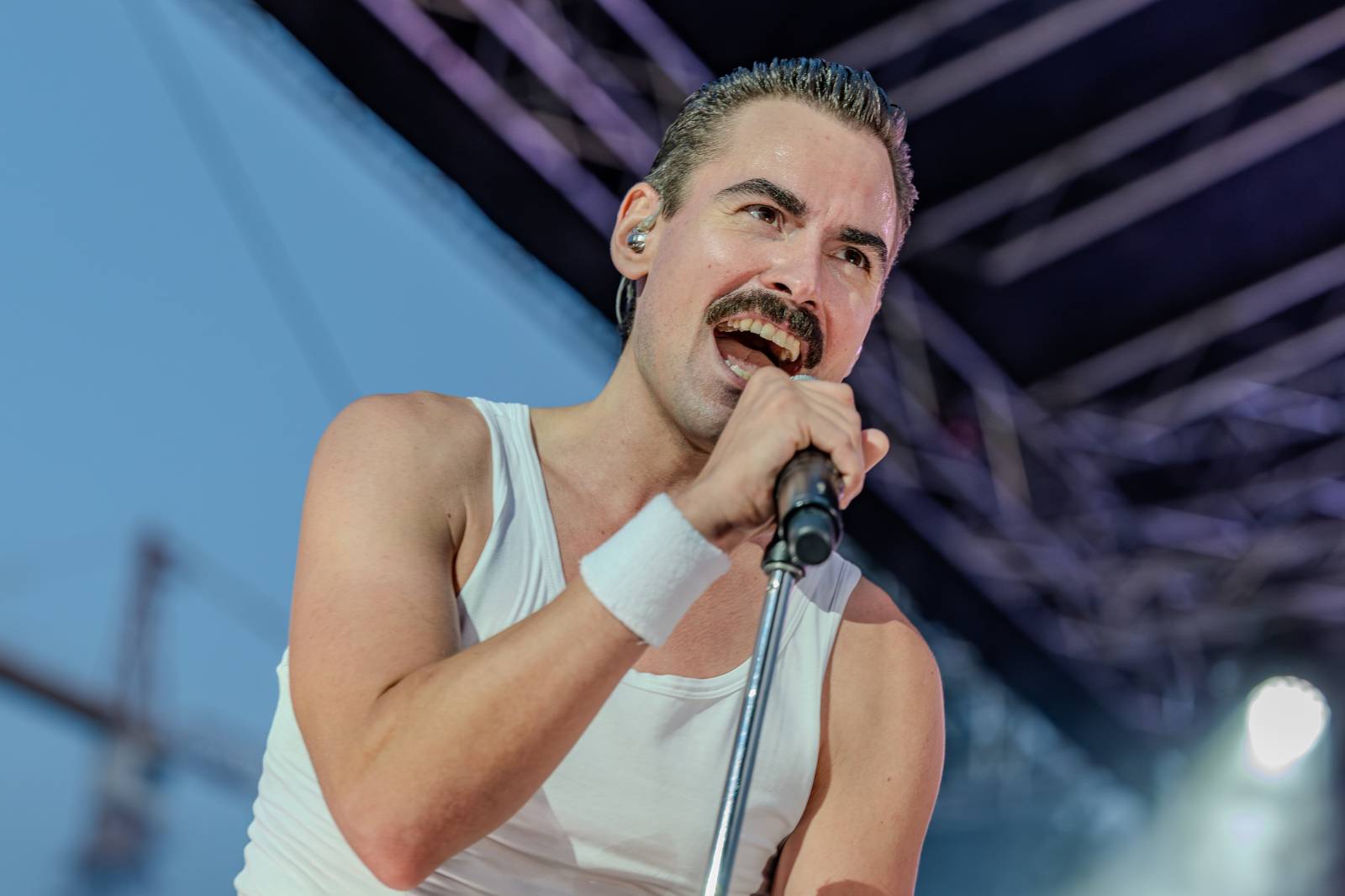 Queenie připomněli největší hity Freddieho Mercuryho a spol. S letním turné zavítali na Křižíkovu fontánu