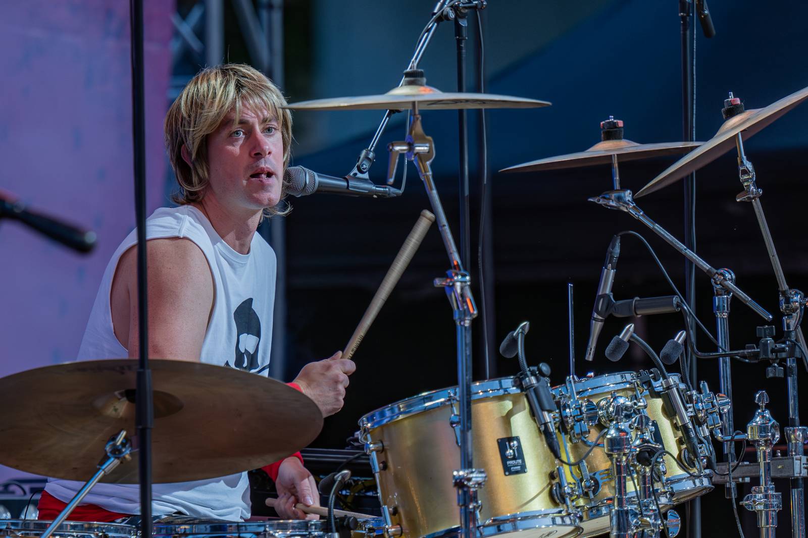 Queenie připomněli největší hity Freddieho Mercuryho a spol. S letním turné zavítali na Křižíkovu fontánu