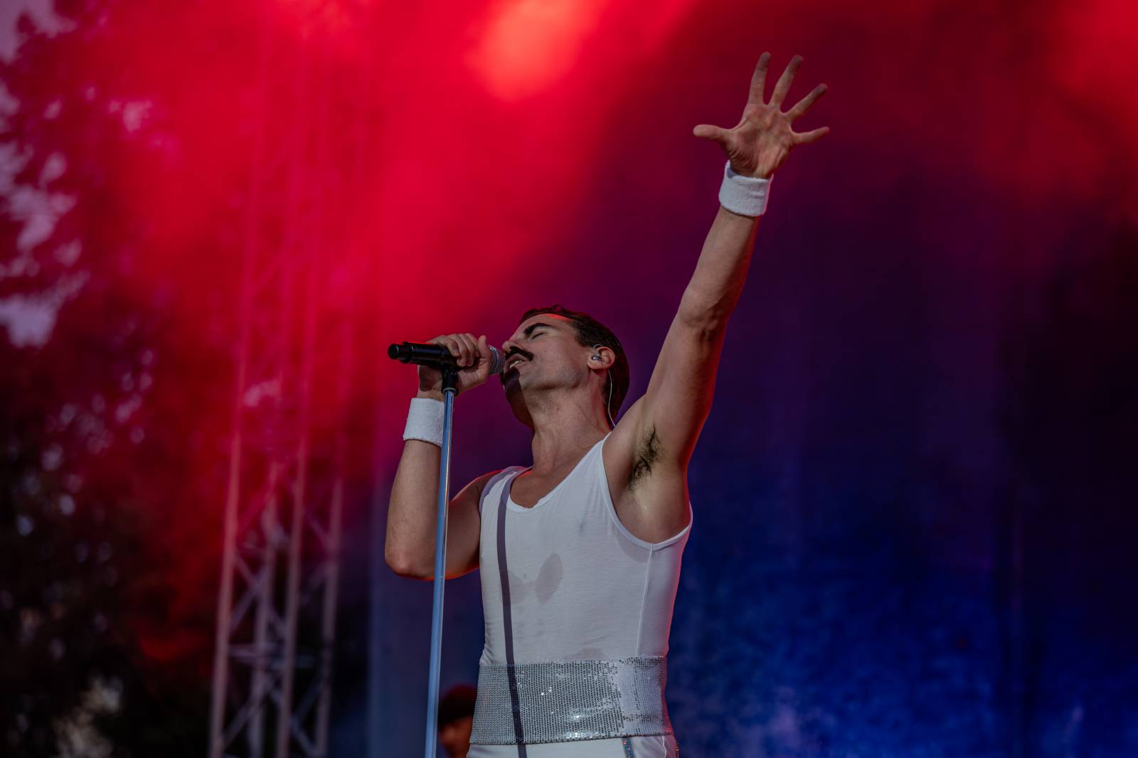 Queenie připomněli největší hity Freddieho Mercuryho a spol. S letním turné zavítali na Křižíkovu fontánu