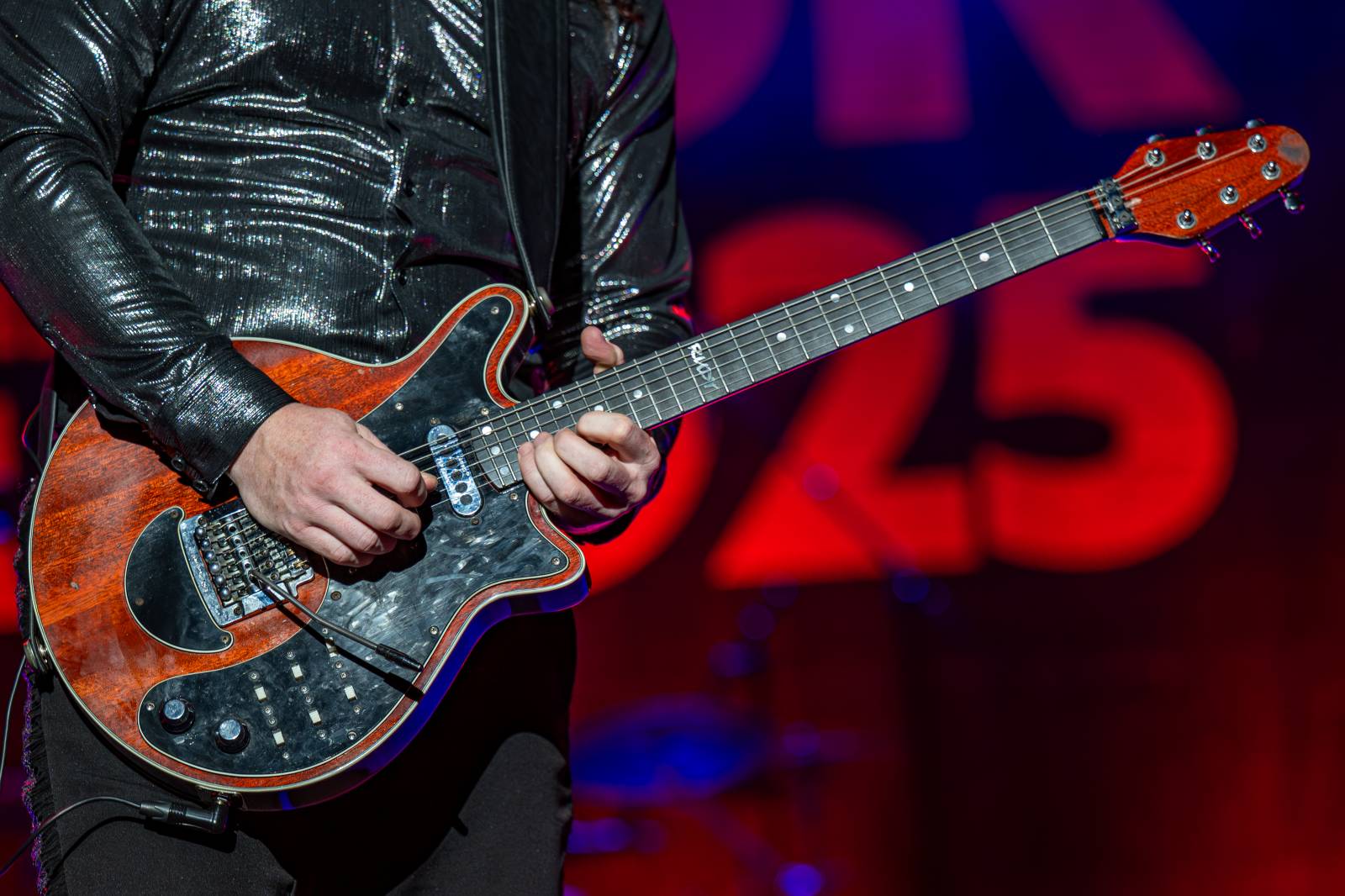 Queenie připomněli největší hity Freddieho Mercuryho a spol. S letním turné zavítali na Křižíkovu fontánu