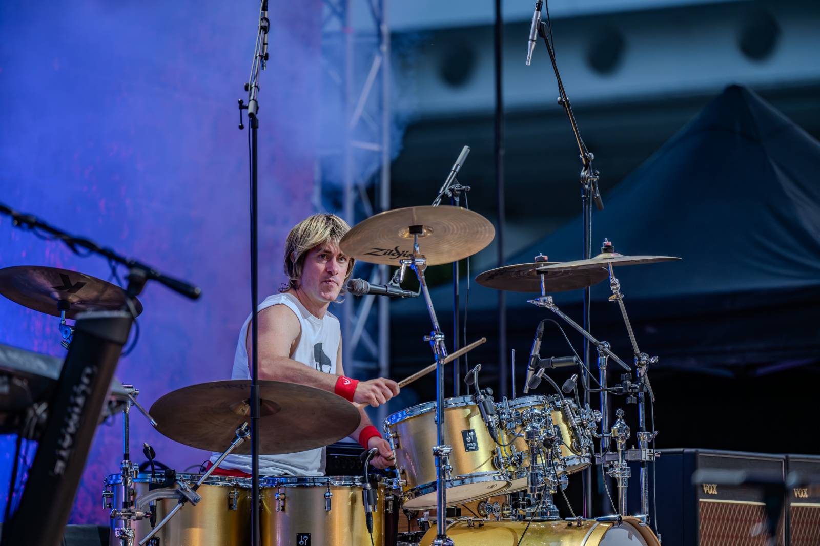 Queenie připomněli největší hity Freddieho Mercuryho a spol. S letním turné zavítali na Křižíkovu fontánu