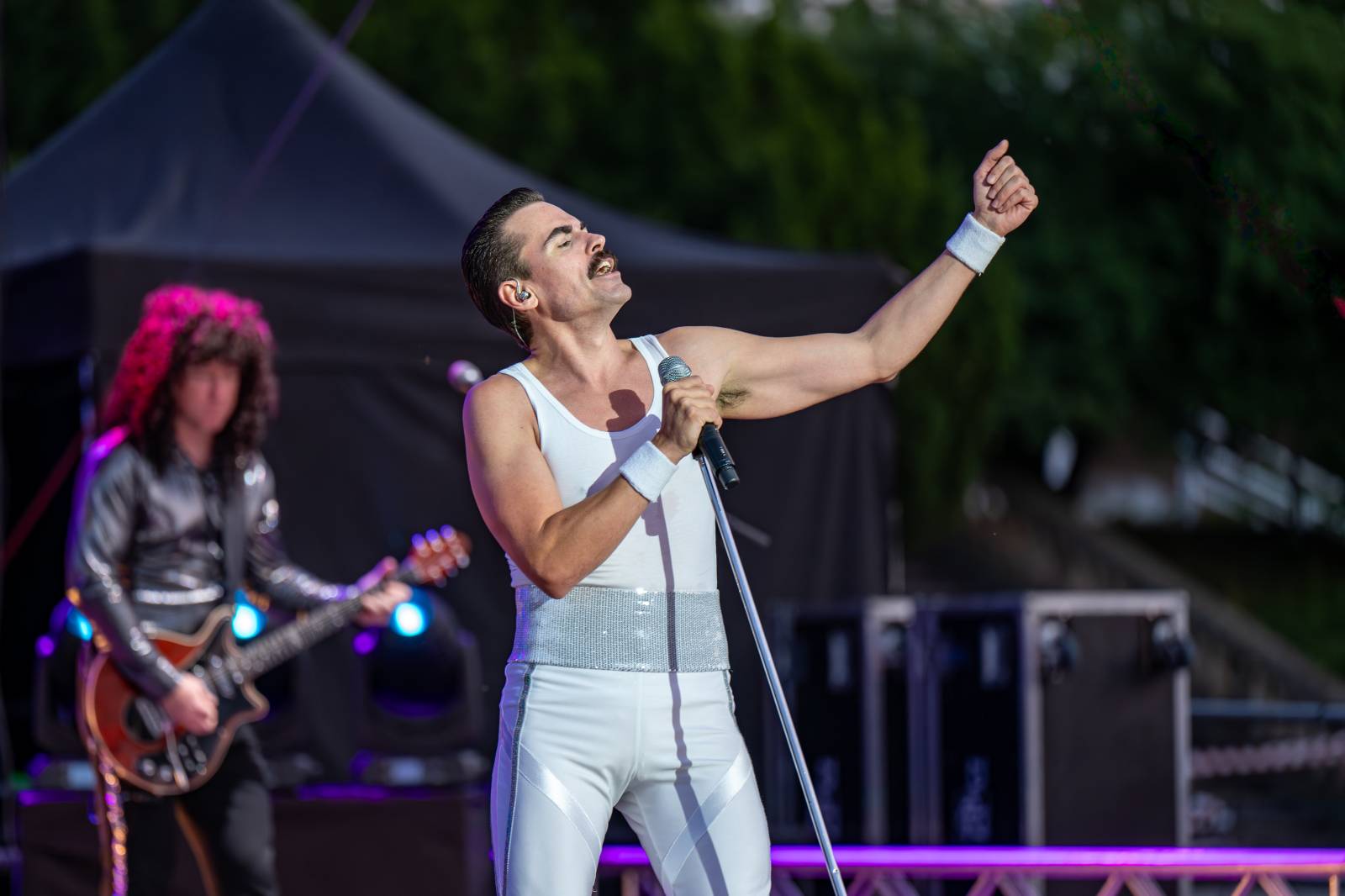 Queenie připomněli největší hity Freddieho Mercuryho a spol. S letním turné zavítali na Křižíkovu fontánu