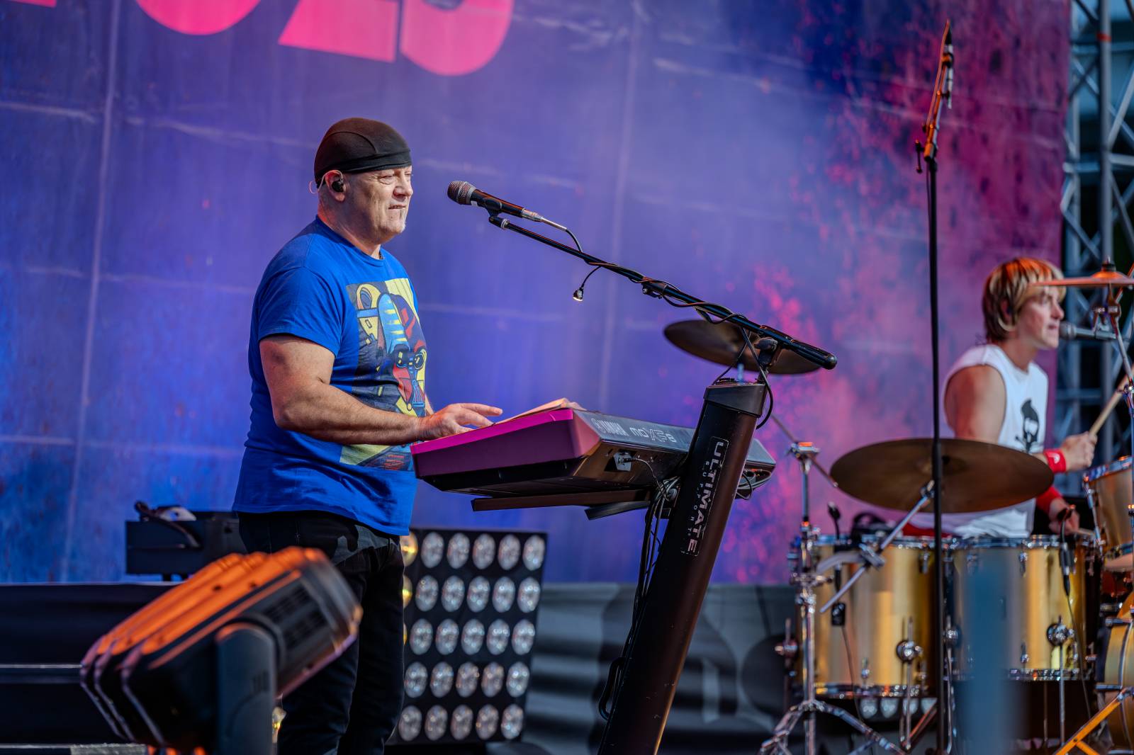 Queenie připomněli největší hity Freddieho Mercuryho a spol. S letním turné zavítali na Křižíkovu fontánu