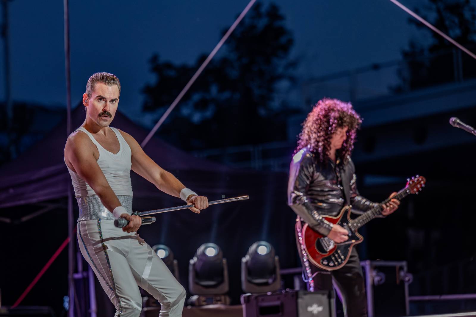 Queenie připomněli největší hity Freddieho Mercuryho a spol. S letním turné zavítali na Křižíkovu fontánu