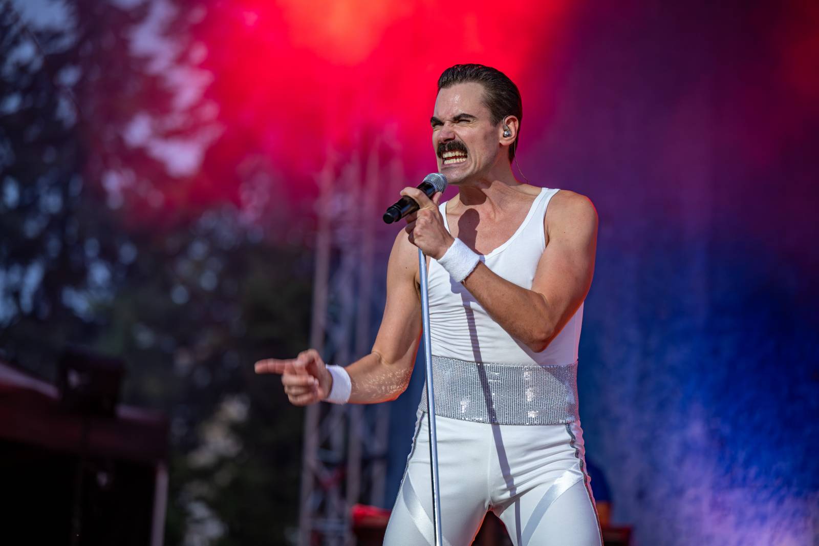 Queenie připomněli největší hity Freddieho Mercuryho a spol. S letním turné zavítali na Křižíkovu fontánu