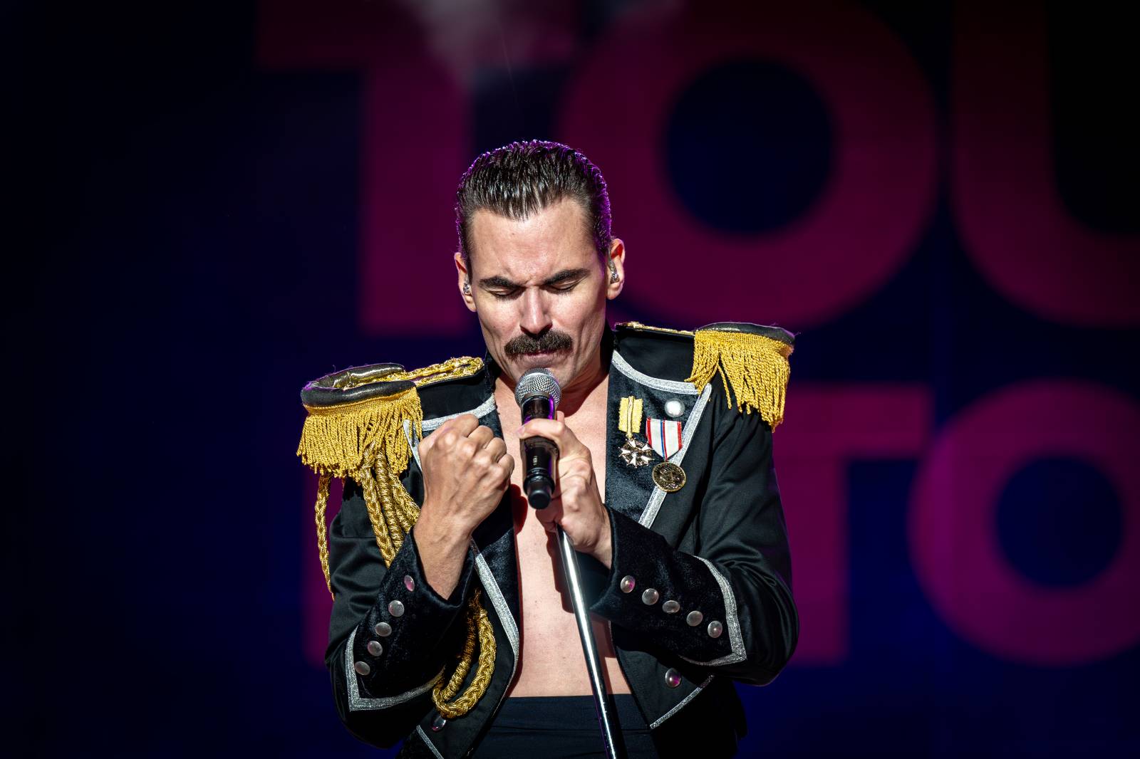 Queenie připomněli největší hity Freddieho Mercuryho a spol. S letním turné zavítali na Křižíkovu fontánu