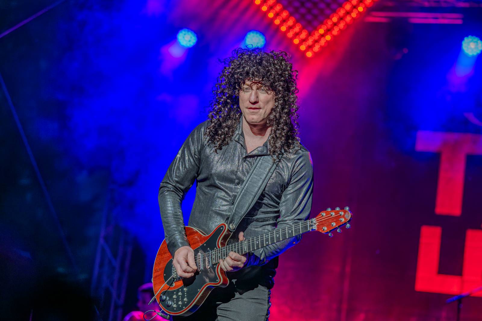 Queenie připomněli největší hity Freddieho Mercuryho a spol. S letním turné zavítali na Křižíkovu fontánu