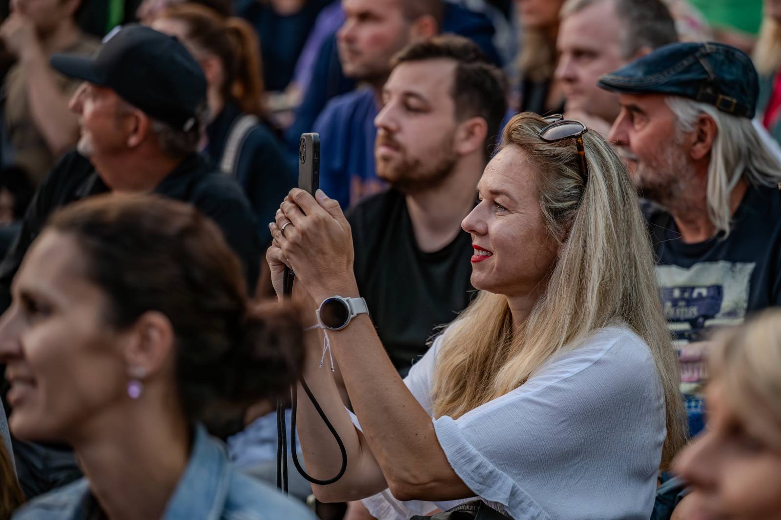 Queenie připomněli největší hity Freddieho Mercuryho a spol. S letním turné zavítali na Křižíkovu fontánu