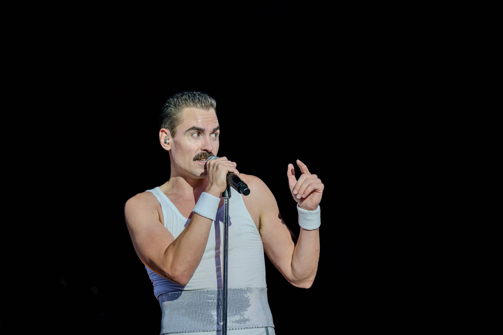 Queenie připomněli největší hity Freddieho Mercuryho a spol. S letním turné zavítali na Křižíkovu fontánu