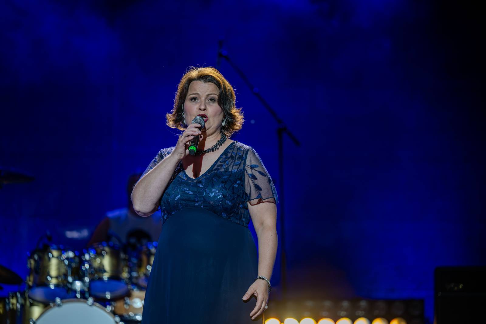 Queenie připomněli největší hity Freddieho Mercuryho a spol. S letním turné zavítali na Křižíkovu fontánu