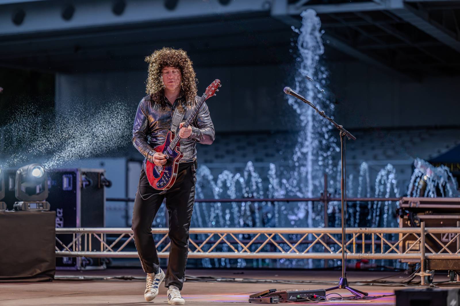 Queenie připomněli největší hity Freddieho Mercuryho a spol. S letním turné zavítali na Křižíkovu fontánu