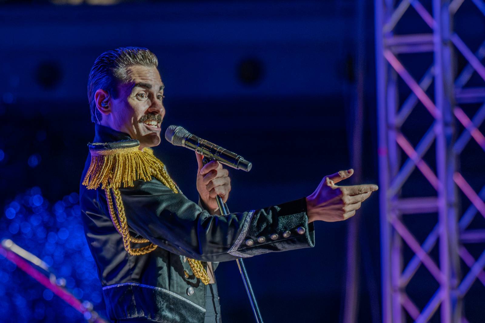 Queenie připomněli největší hity Freddieho Mercuryho a spol. S letním turné zavítali na Křižíkovu fontánu