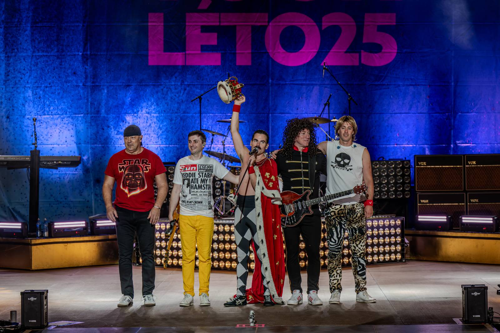 Queenie připomněli největší hity Freddieho Mercuryho a spol. S letním turné zavítali na Křižíkovu fontánu