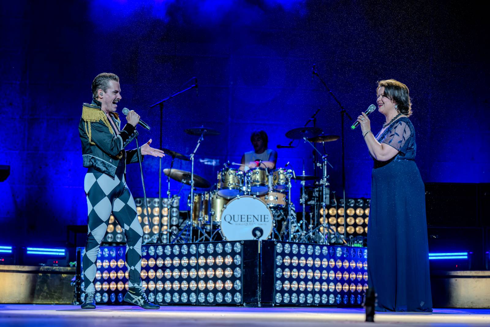 Queenie připomněli největší hity Freddieho Mercuryho a spol. S letním turné zavítali na Křižíkovu fontánu