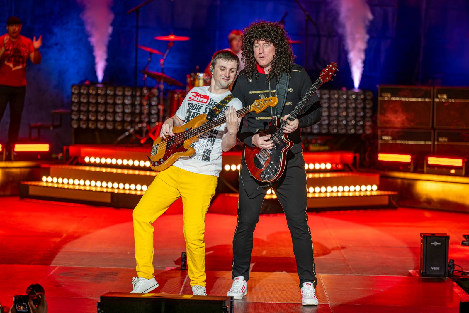 Queenie připomněli největší hity Freddieho Mercuryho a spol. S letním turné zavítali na Křižíkovu fontánu