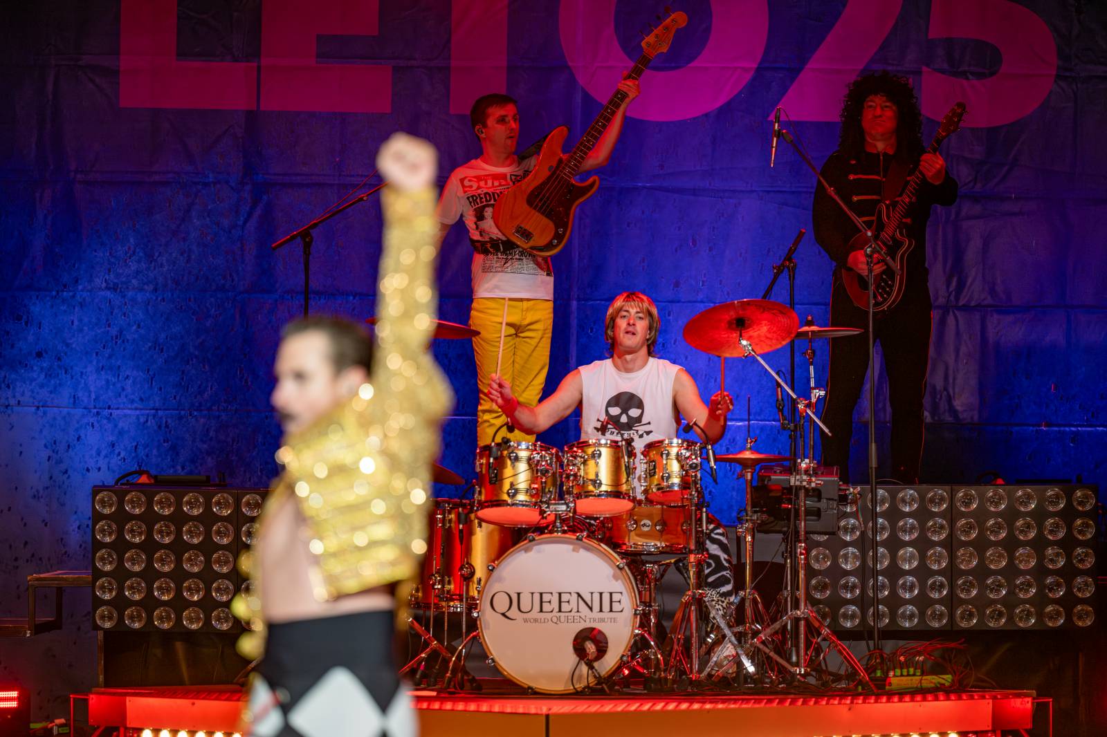 Queenie připomněli největší hity Freddieho Mercuryho a spol. S letním turné zavítali na Křižíkovu fontánu