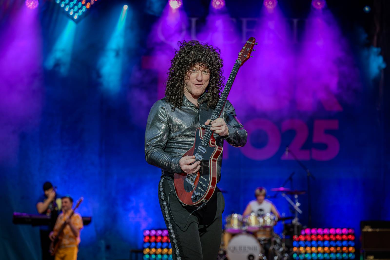 Queenie připomněli největší hity Freddieho Mercuryho a spol. S letním turné zavítali na Křižíkovu fontánu