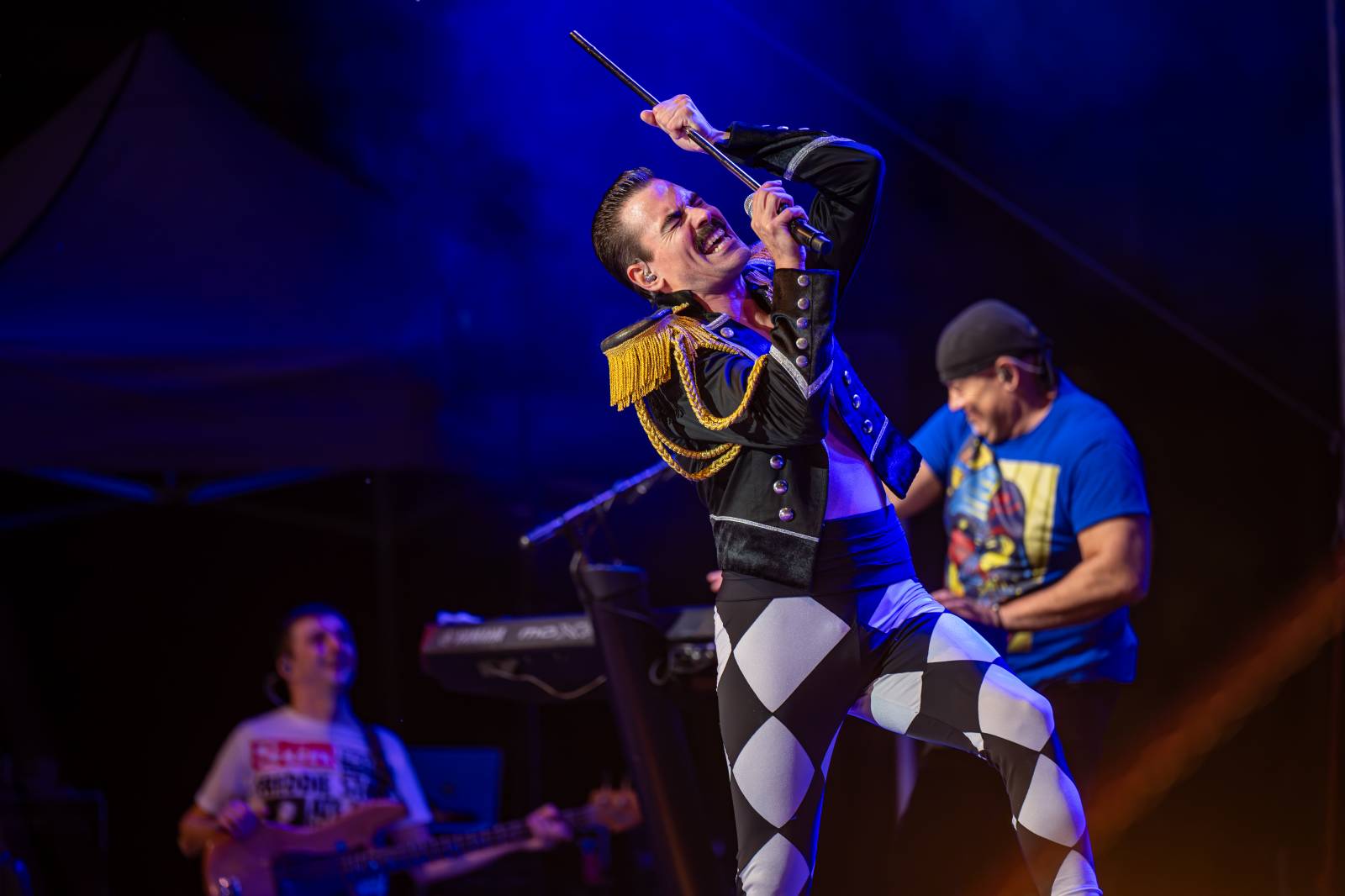 Queenie připomněli největší hity Freddieho Mercuryho a spol. S letním turné zavítali na Křižíkovu fontánu