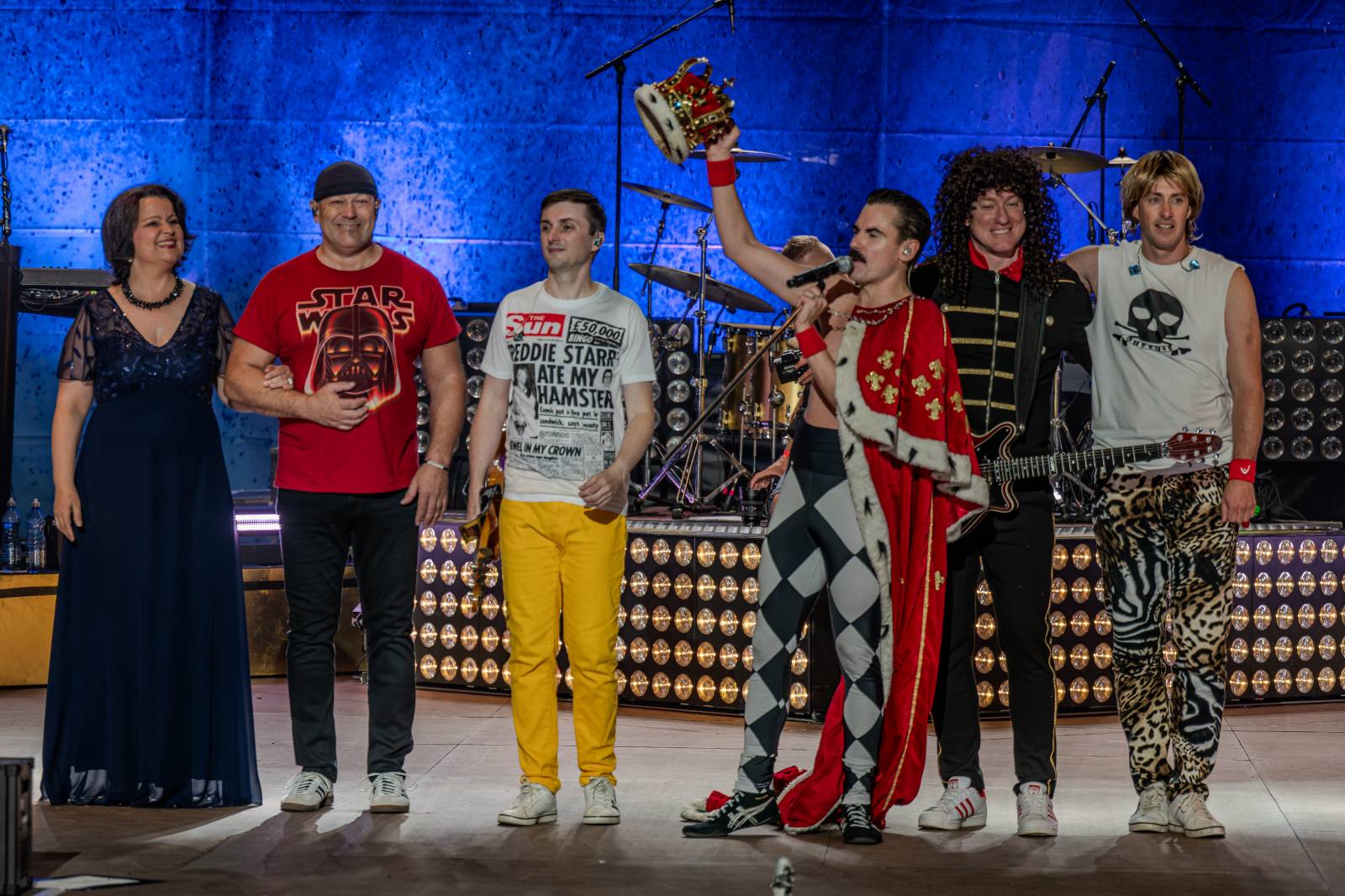 Queenie připomněli největší hity Freddieho Mercuryho a spol. S letním turné zavítali na Křižíkovu fontánu