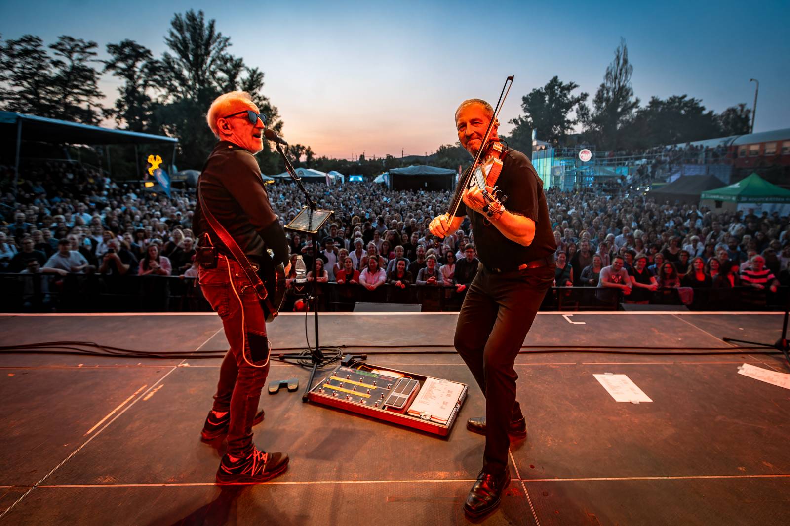 Čechomor vyprodal Areál 7 v pražských Holešovicích, doprovodila ho Martina Pártlová