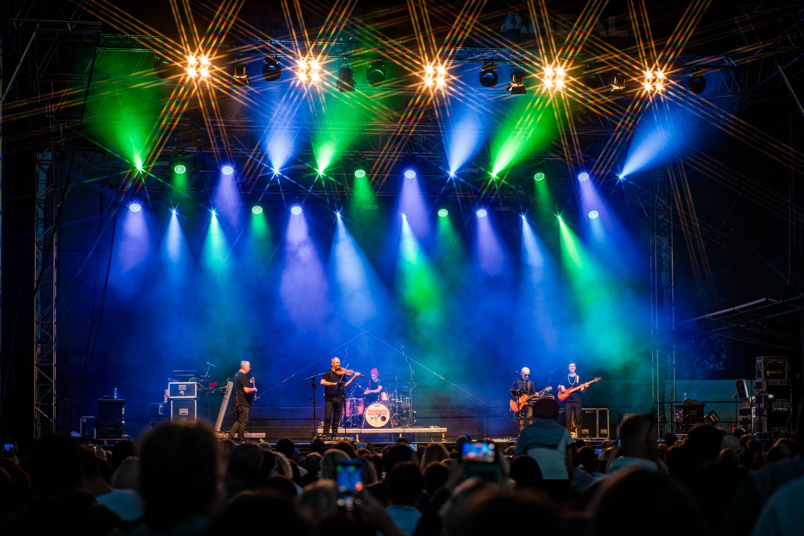 Čechomor vyprodal Areál 7 v pražských Holešovicích, doprovodila ho Martina Pártlová