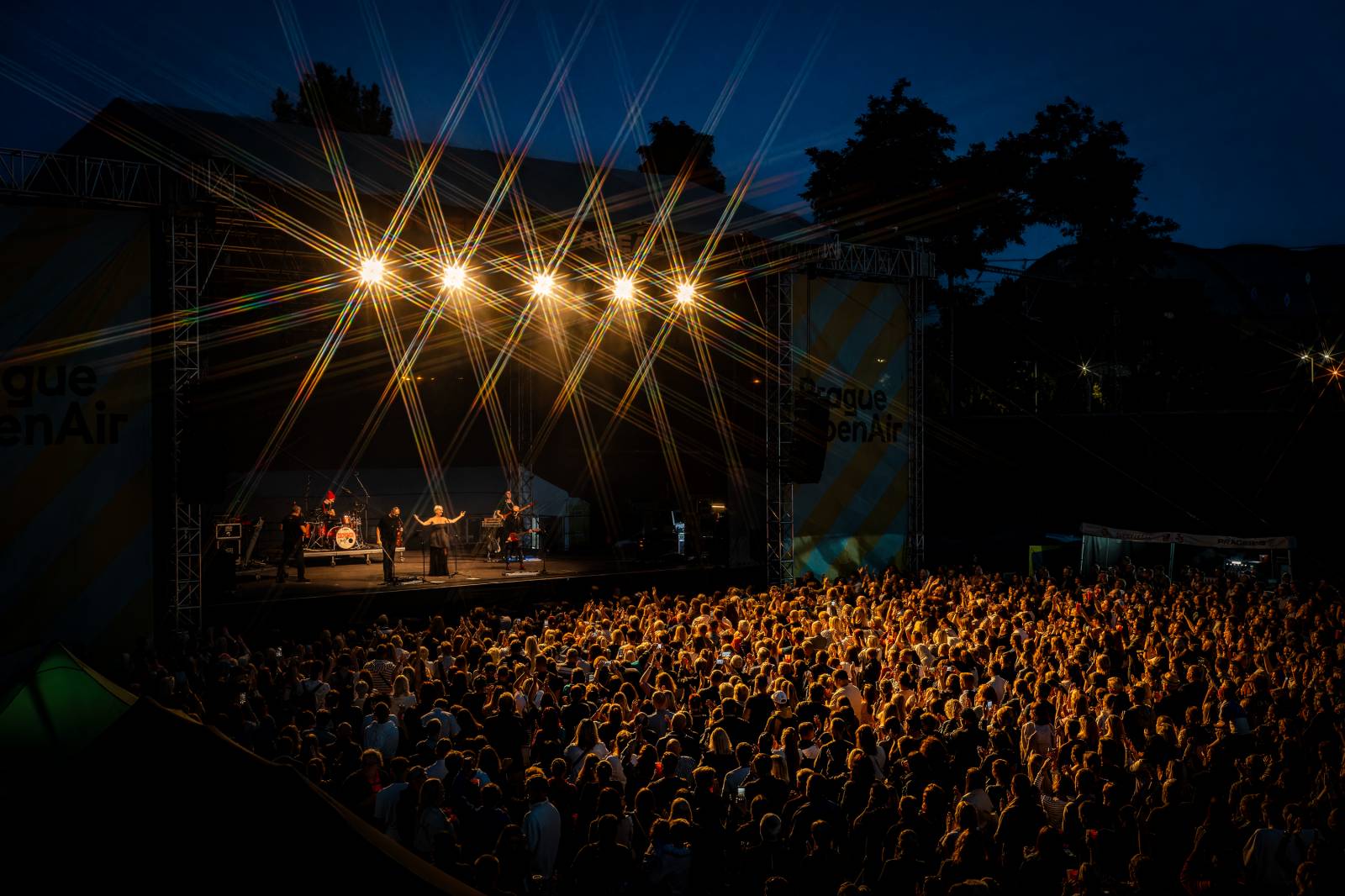 Čechomor vyprodal Areál 7 v pražských Holešovicích, doprovodila ho Martina Pártlová