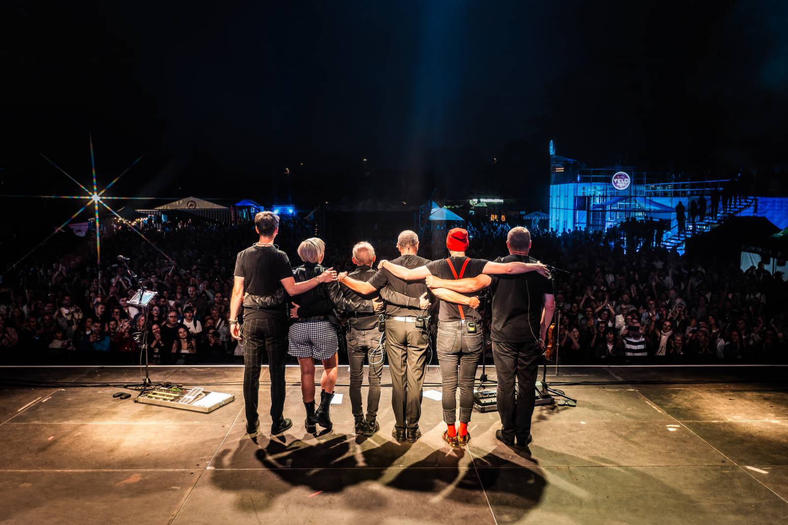 Čechomor vyprodal Areál 7 v pražských Holešovicích, doprovodila ho Martina Pártlová