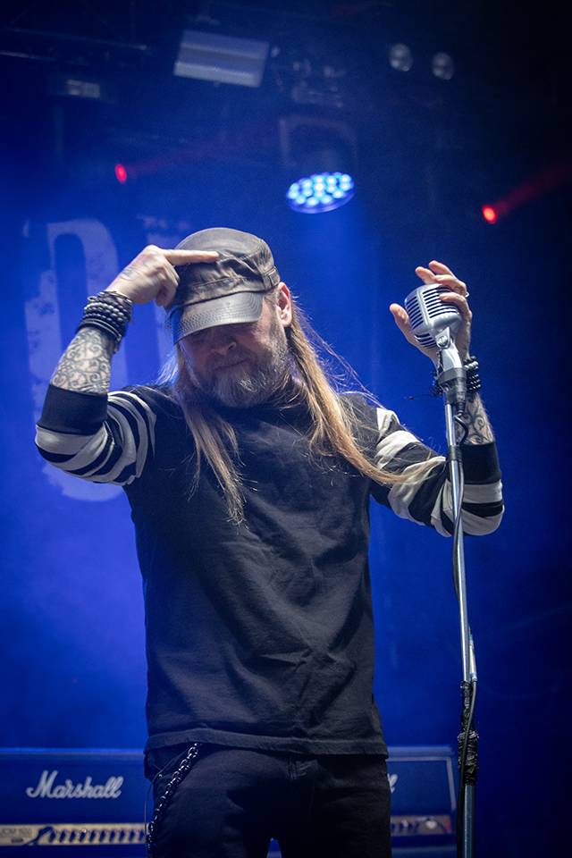 Bláznivá show Gutalax i pád zpěváka a rozbitá hlava kytaristy Landmvrks. Druhý den Brutal Assault vyvrcholil koncertem Gojiry