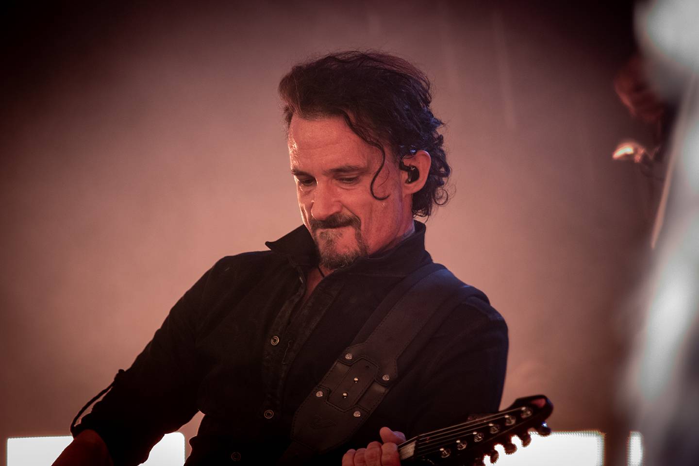 Bláznivá show Gutalax i pád zpěváka a rozbitá hlava kytaristy Landmvrks. Druhý den Brutal Assault vyvrcholil koncertem Gojiry