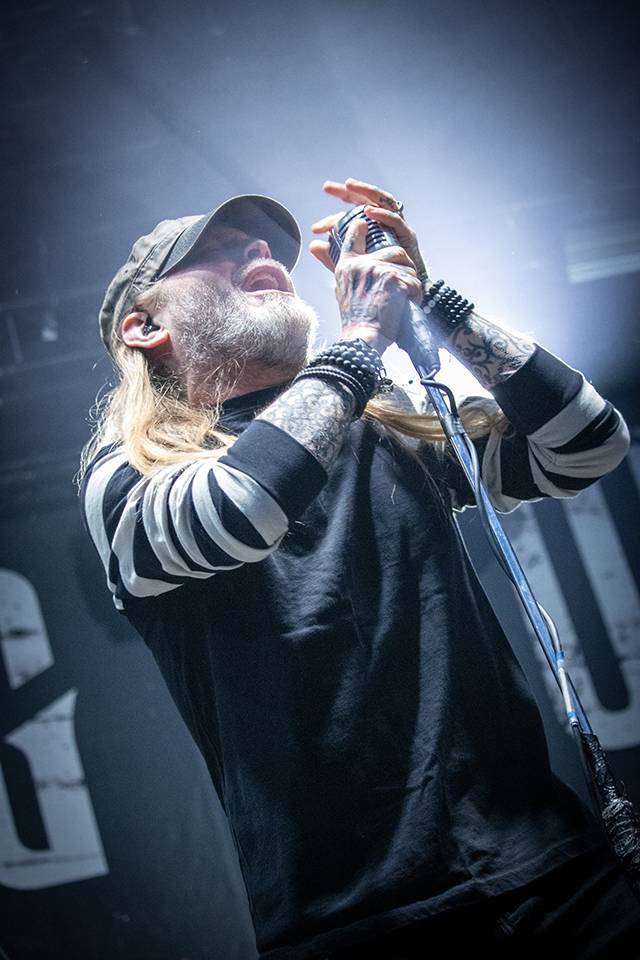 Bláznivá show Gutalax i pád zpěváka a rozbitá hlava kytaristy Landmvrks. Druhý den Brutal Assault vyvrcholil koncertem Gojiry