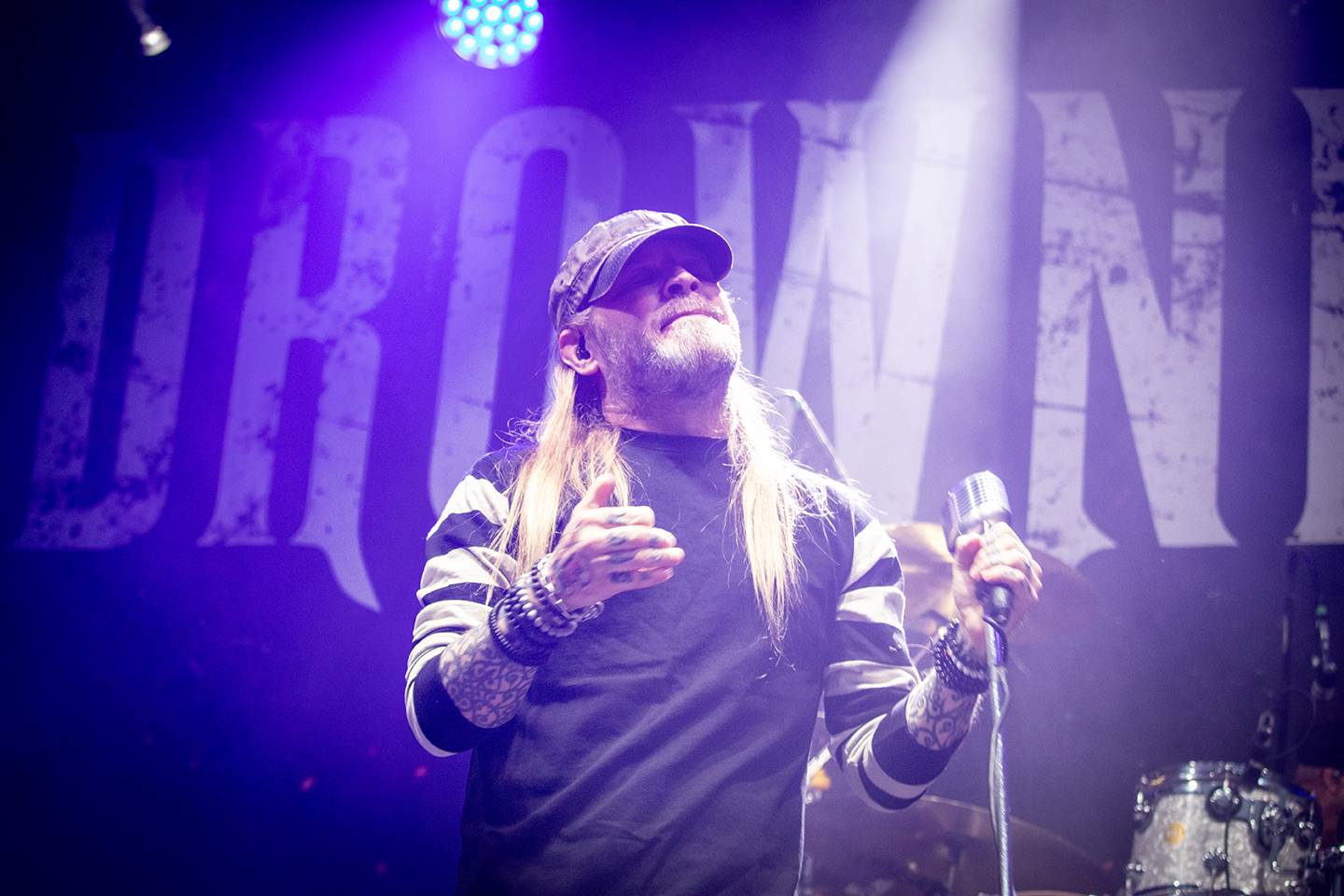 Bláznivá show Gutalax i pád zpěváka a rozbitá hlava kytaristy Landmvrks. Druhý den Brutal Assault vyvrcholil koncertem Gojiry