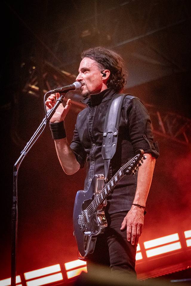 Bláznivá show Gutalax i pád zpěváka a rozbitá hlava kytaristy Landmvrks. Druhý den Brutal Assault vyvrcholil koncertem Gojiry