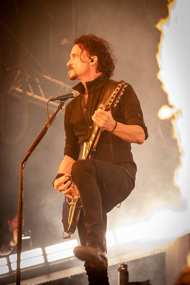 Bláznivá show Gutalax i pád zpěváka a rozbitá hlava kytaristy Landmvrks. Druhý den Brutal Assault vyvrcholil koncertem Gojiry