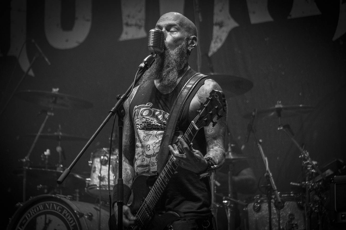 Bláznivá show Gutalax i pád zpěváka a rozbitá hlava kytaristy Landmvrks. Druhý den Brutal Assault vyvrcholil koncertem Gojiry