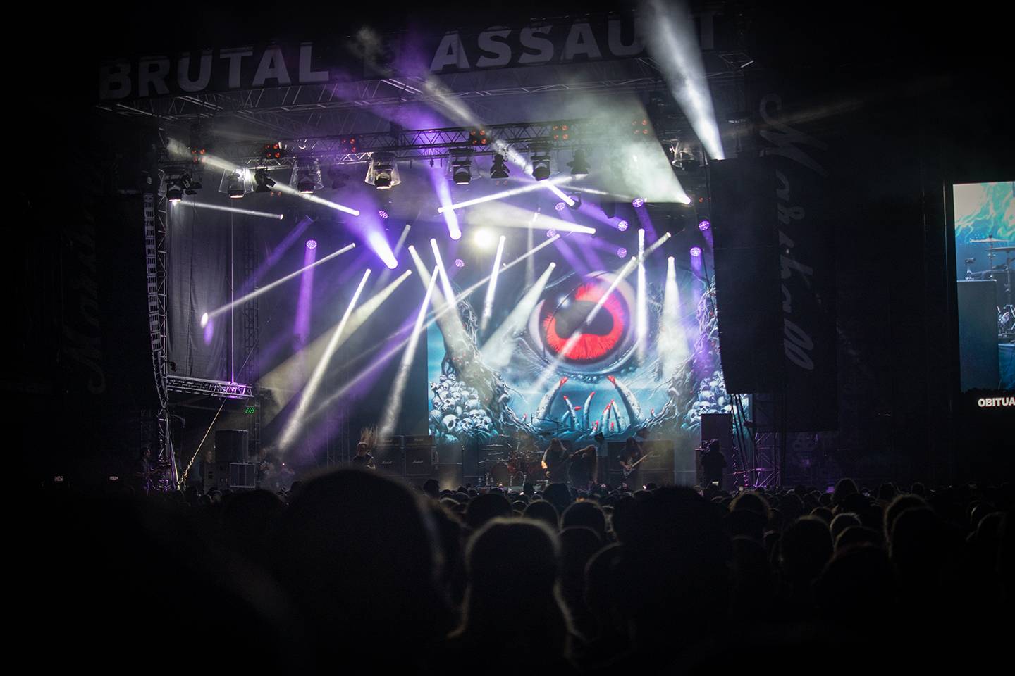 Bláznivá show Gutalax i pád zpěváka a rozbitá hlava kytaristy Landmvrks. Druhý den Brutal Assault vyvrcholil koncertem Gojiry