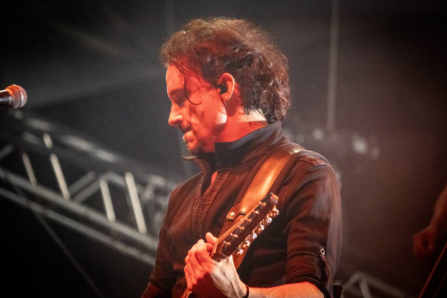 Bláznivá show Gutalax i pád zpěváka a rozbitá hlava kytaristy Landmvrks. Druhý den Brutal Assault vyvrcholil koncertem Gojiry