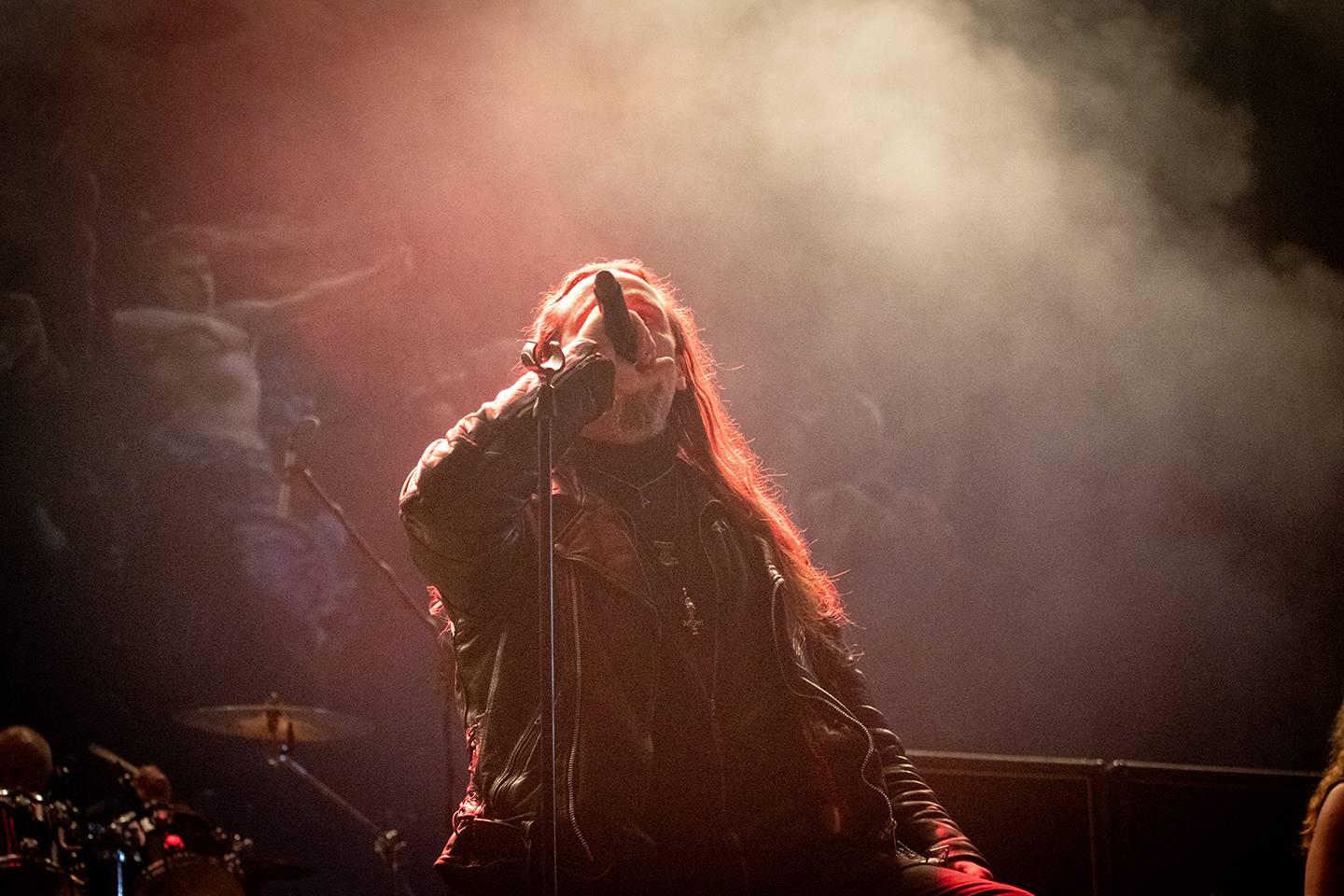 Bláznivá show Gutalax i pád zpěváka a rozbitá hlava kytaristy Landmvrks. Druhý den Brutal Assault vyvrcholil koncertem Gojiry