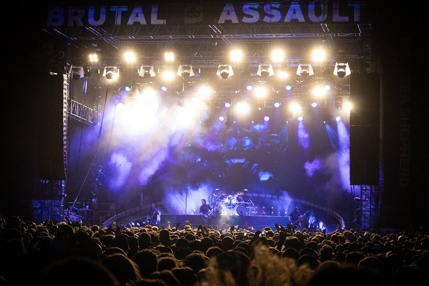 Bláznivá show Gutalax i pád zpěváka a rozbitá hlava kytaristy Landmvrks. Druhý den Brutal Assault vyvrcholil koncertem Gojiry