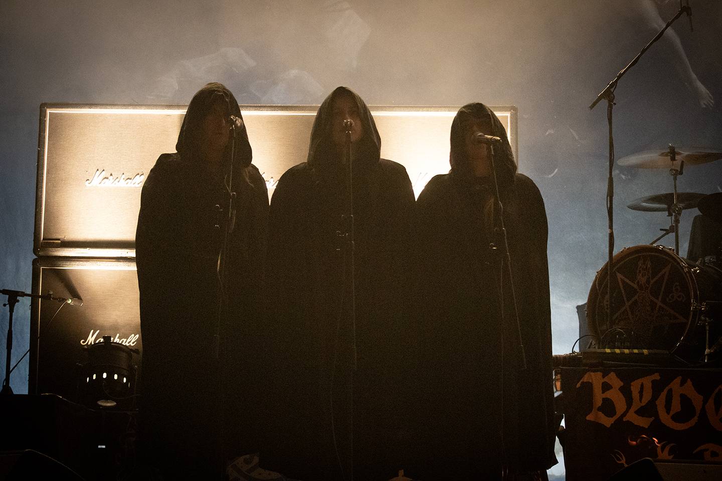 Bláznivá show Gutalax i pád zpěváka a rozbitá hlava kytaristy Landmvrks. Druhý den Brutal Assault vyvrcholil koncertem Gojiry