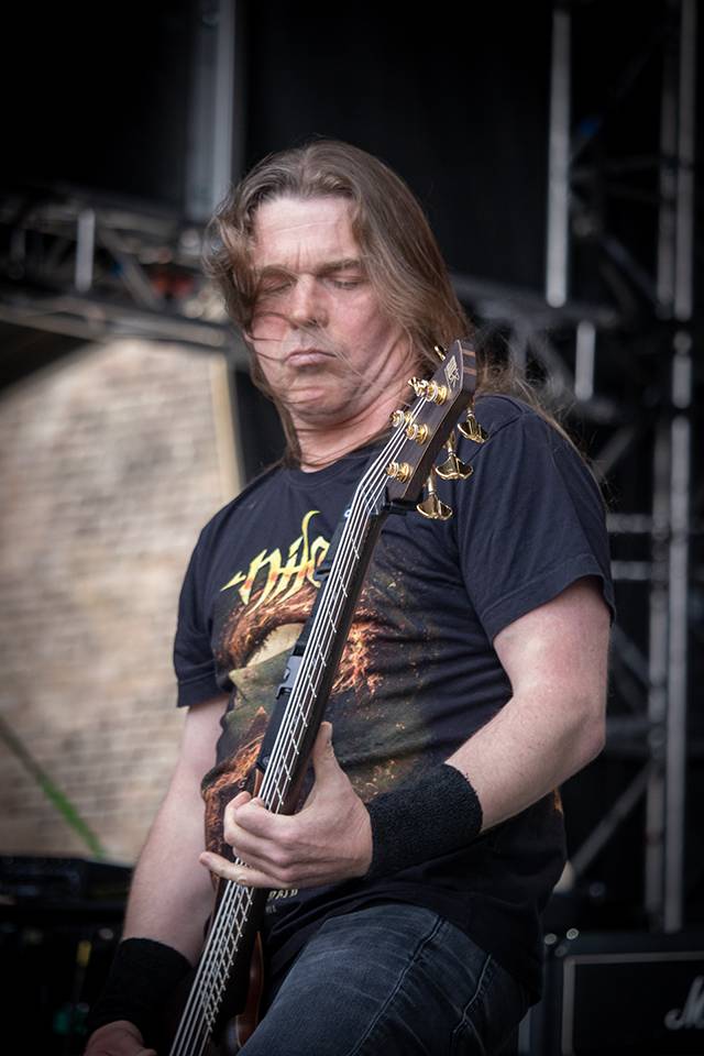 Bláznivá show Gutalax i pád zpěváka a rozbitá hlava kytaristy Landmvrks. Druhý den Brutal Assault vyvrcholil koncertem Gojiry