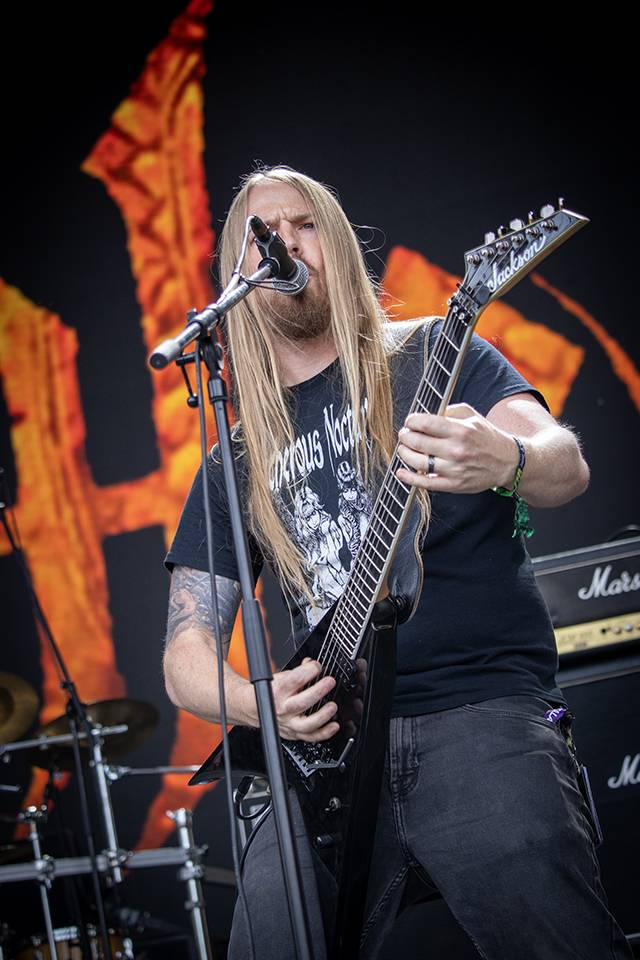 Bláznivá show Gutalax i pád zpěváka a rozbitá hlava kytaristy Landmvrks. Druhý den Brutal Assault vyvrcholil koncertem Gojiry