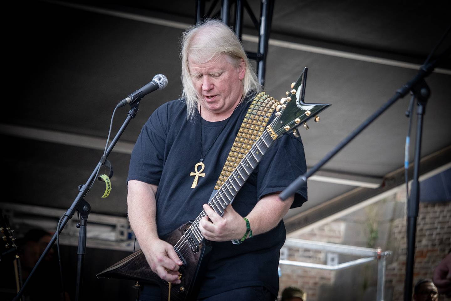 Bláznivá show Gutalax i pád zpěváka a rozbitá hlava kytaristy Landmvrks. Druhý den Brutal Assault vyvrcholil koncertem Gojiry