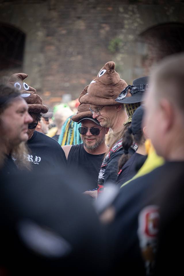 Bláznivá show Gutalax i pád zpěváka a rozbitá hlava kytaristy Landmvrks. Druhý den Brutal Assault vyvrcholil koncertem Gojiry