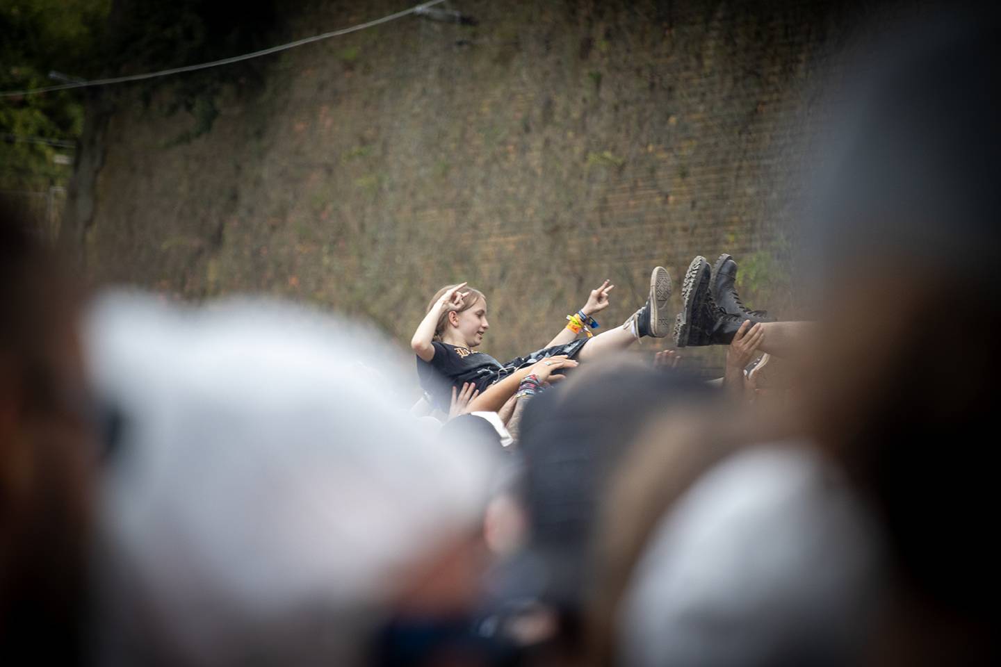 Bláznivá show Gutalax i pád zpěváka a rozbitá hlava kytaristy Landmvrks. Druhý den Brutal Assault vyvrcholil koncertem Gojiry