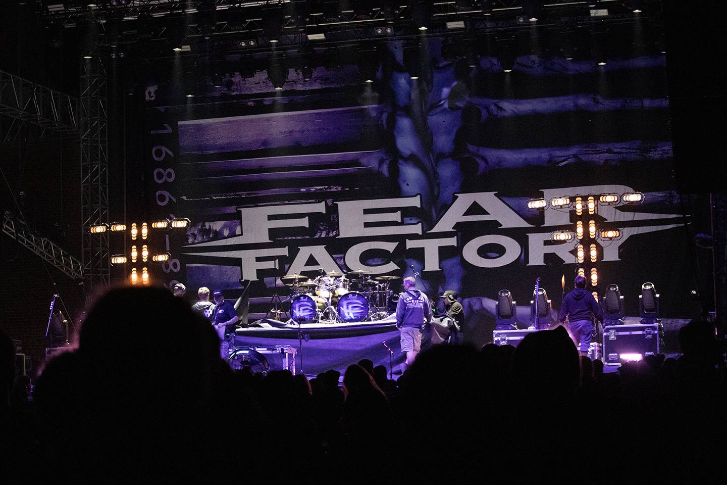 Bláznivá show Gutalax i pád zpěváka a rozbitá hlava kytaristy Landmvrks. Druhý den Brutal Assault vyvrcholil koncertem Gojiry