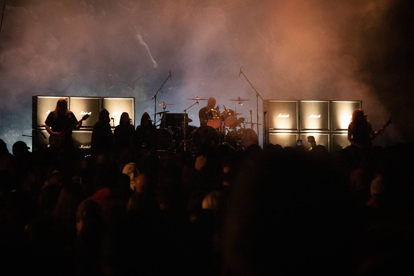 Bláznivá show Gutalax i pád zpěváka a rozbitá hlava kytaristy Landmvrks. Druhý den Brutal Assault vyvrcholil koncertem Gojiry