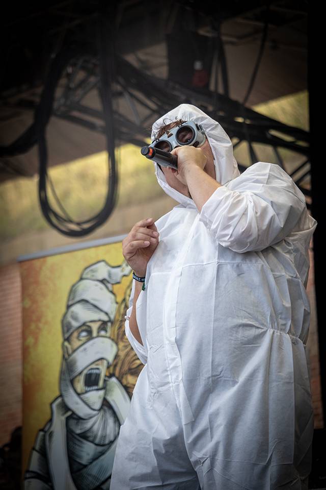 Bláznivá show Gutalax i pád zpěváka a rozbitá hlava kytaristy Landmvrks. Druhý den Brutal Assault vyvrcholil koncertem Gojiry