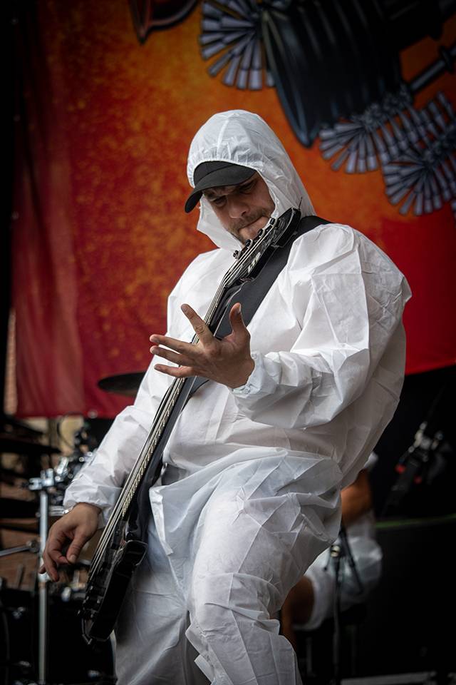 Bláznivá show Gutalax i pád zpěváka a rozbitá hlava kytaristy Landmvrks. Druhý den Brutal Assault vyvrcholil koncertem Gojiry