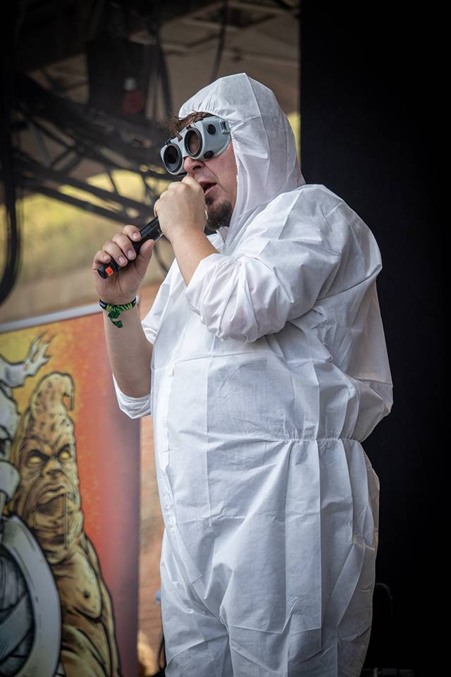 Bláznivá show Gutalax i pád zpěváka a rozbitá hlava kytaristy Landmvrks. Druhý den Brutal Assault vyvrcholil koncertem Gojiry